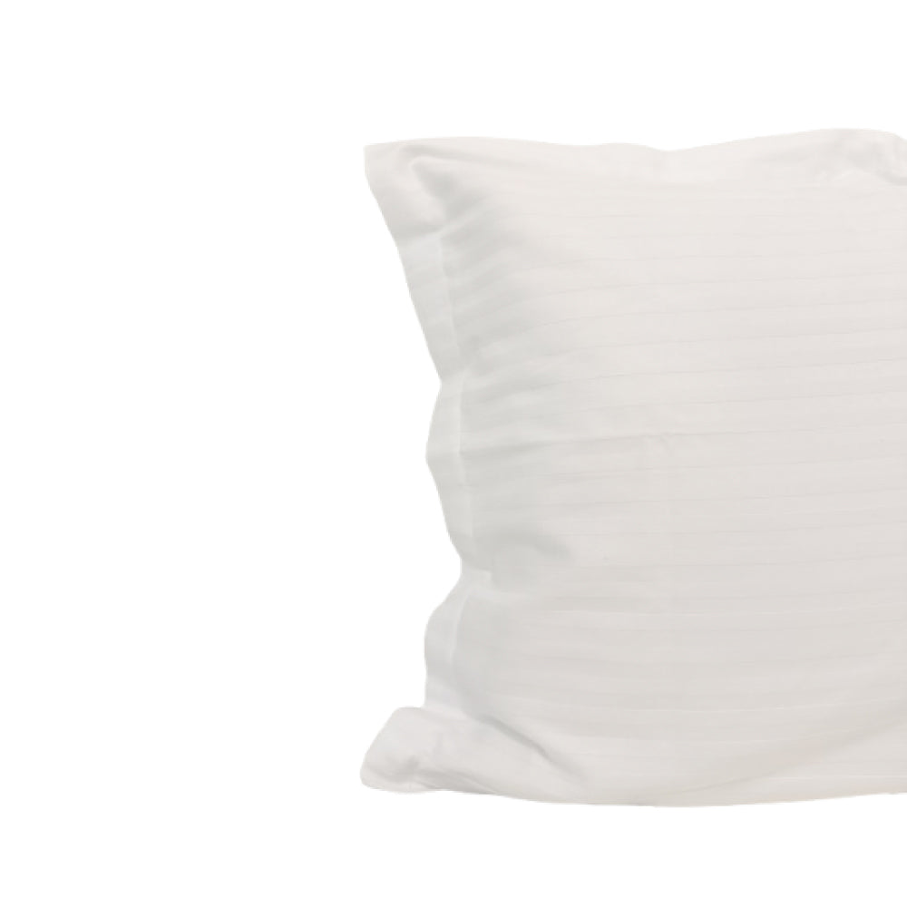 Margine decorativă față de pernă damasc alb – zoom pe cusături și material