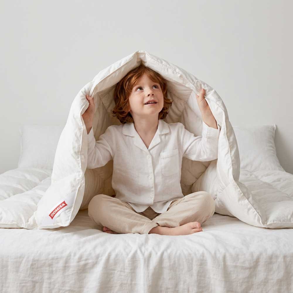 Pilota de copii sub capul unui baiat de 5 6 ani