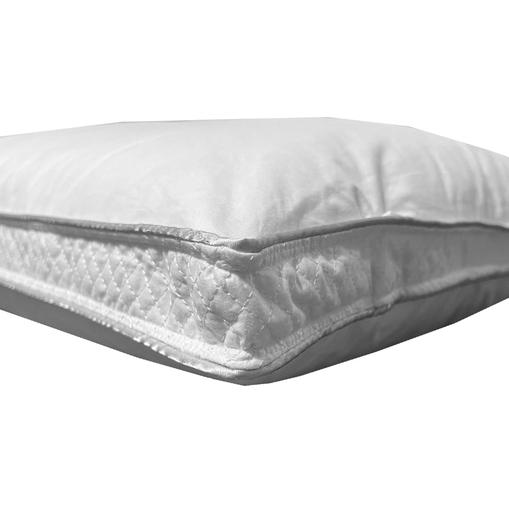 Detaliu bordură perna puf gâscă 3 camere Celeste, cusături elegante și material bumbac de calitate