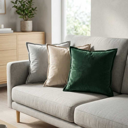 Fete de perna decorative in 3 culori asezate pe canapea