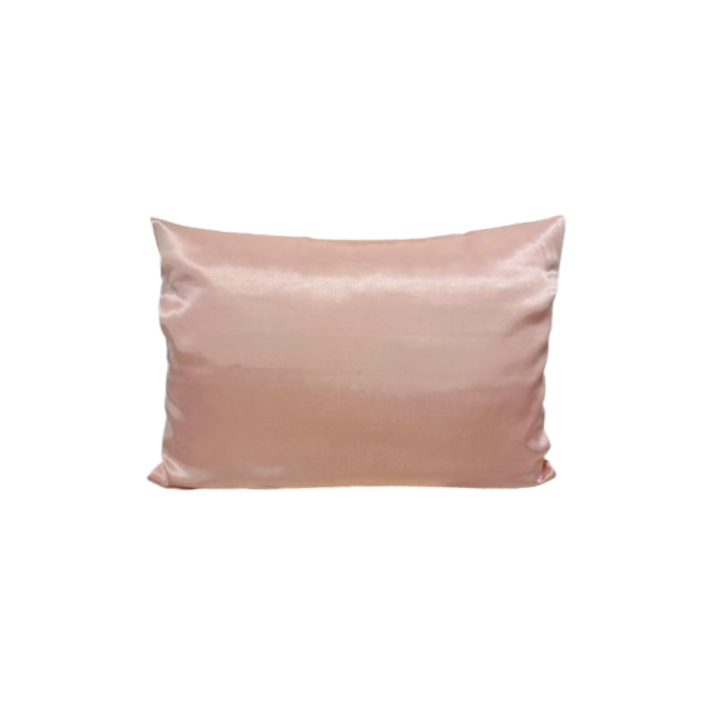 Față de pernă din satin roz 50x70 cm – vedere frontală pe pat, textură fină și lucioasă