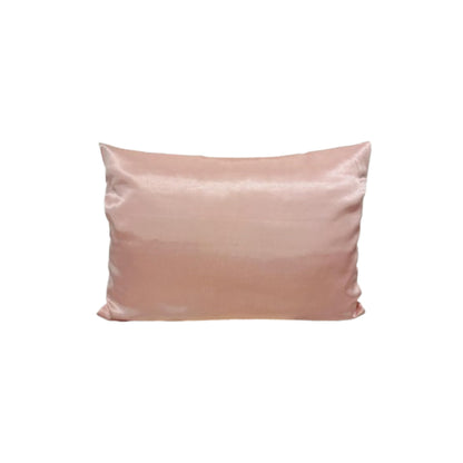 Față de pernă din satin roz 50x70 cm – vedere frontală pe pat, textură fină și lucioasă