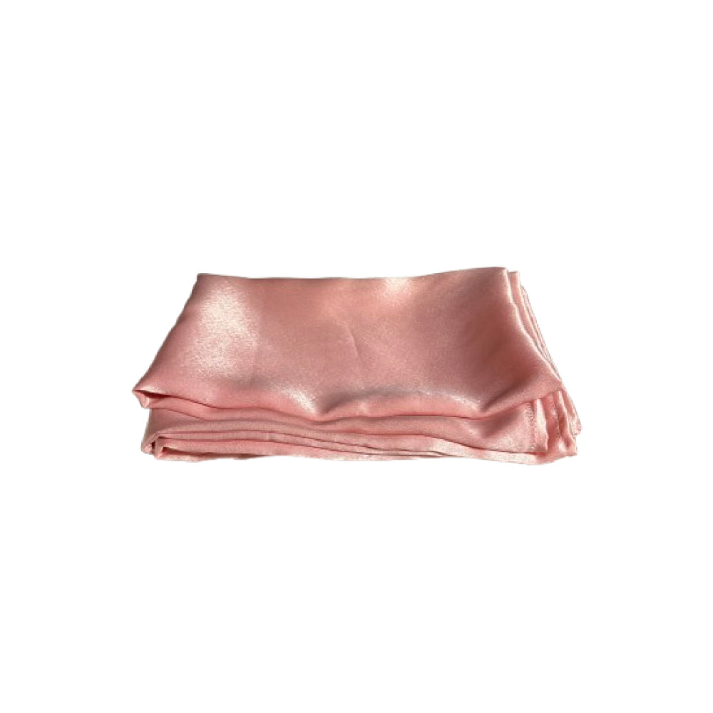 Detaliu material satin roz – față de pernă cu finisaj neted și aspect elegant