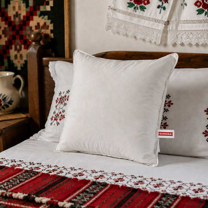 Perna Avira 70x70 cm albă, cu pene de rață, într-un dormitor decorat în stil tradițional românesc