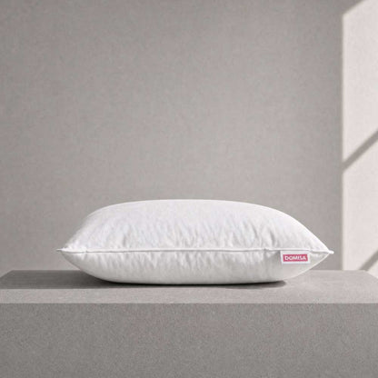 Perna 50x70cm Diara cu 40% puf si 60% pene de gasca , Alb Domisa asezata intr-un cadru minimalist