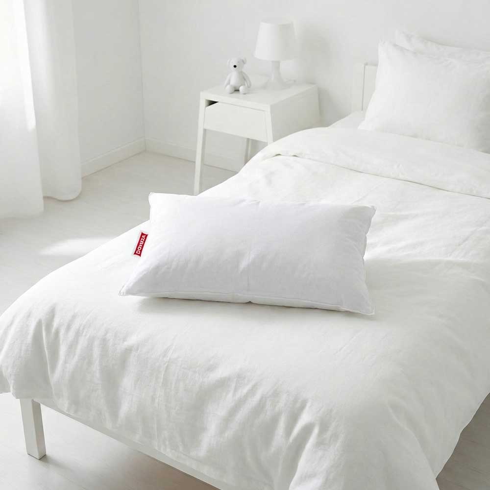 Perna pentru copii 30 x 50 cm, din puf si pene de gasca, 100% Bumbac, Alb Domisa asezata intr-un dormitor alb