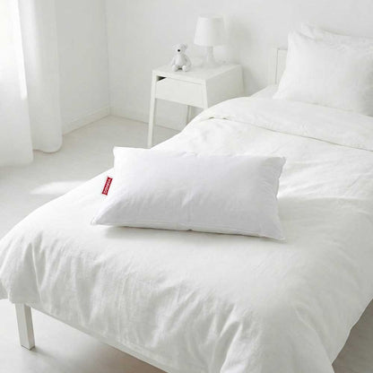 Perna pentru copii 30 x 50 cm, din puf si pene de gasca, 100% Bumbac, Alb Domisa asezata intr-un dormitor alb