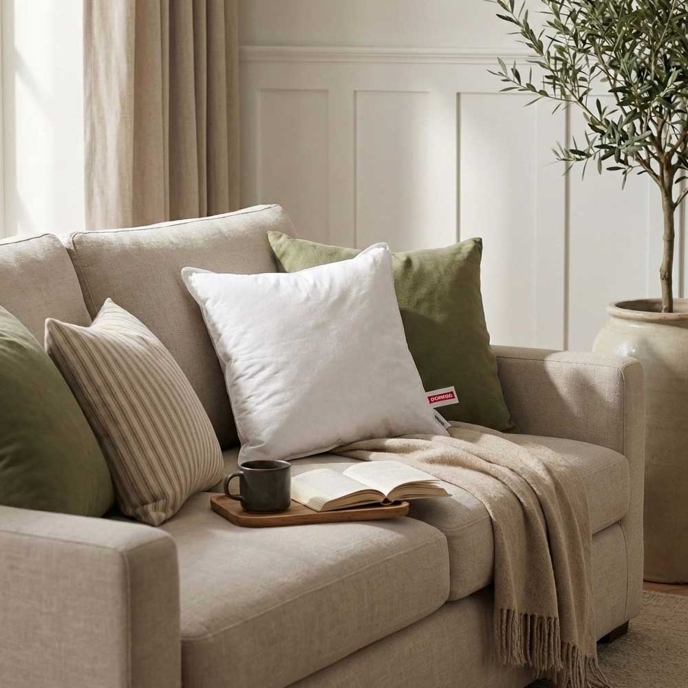 Perna Ovia cu pene de gasca 40x40 asezata pe canapea