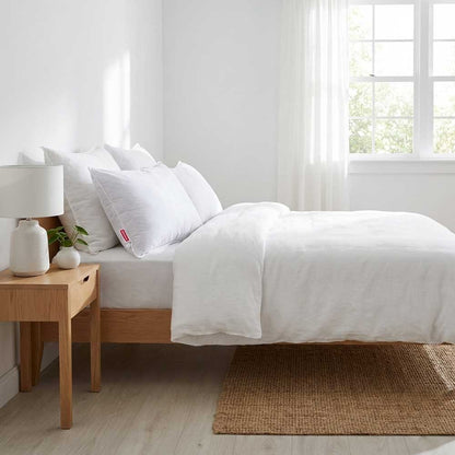 Dormitor minimalist alb cu perna 40x60cm din pene de gasca Ovia Domisa