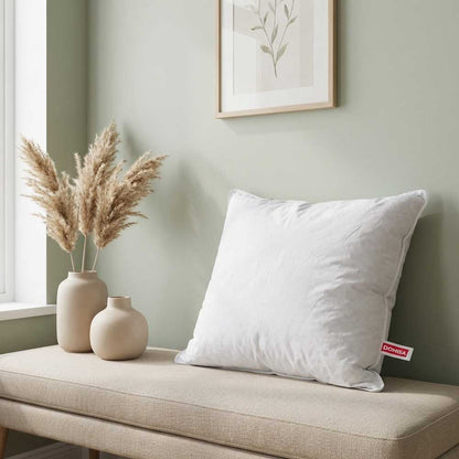 Perna puf si pene de gasca 70x70cm asezata pe un scaun cu decor minimalist cu vaze