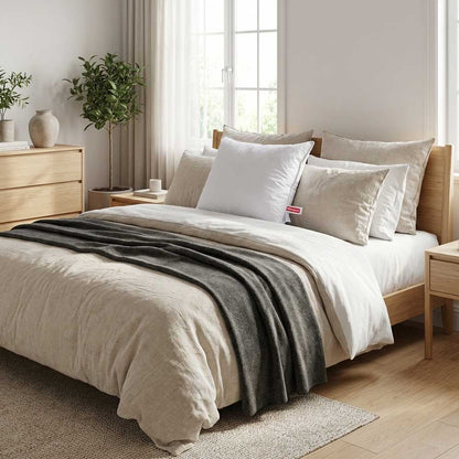 Perna Ovia 70x70 asezata intr-un dormitor cu multe perne