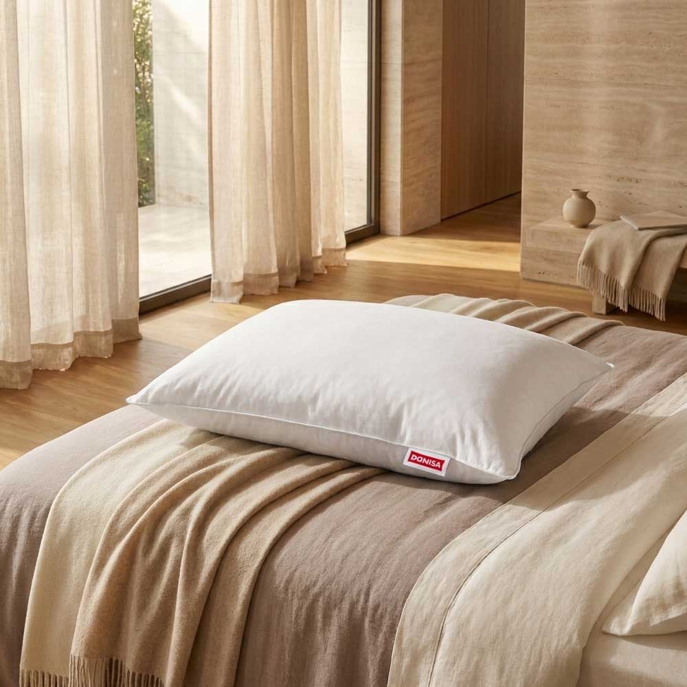 Perna 50x60 cm Serene cu 90% puf si 10% pene de gasca, Alb Domisa asezata intr-un dormitor modern luxos maro
