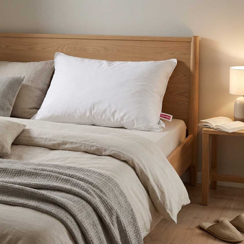 Perna Serene 50x80 cm, umplută cu 90% puf și 10% pene de gâscă, oferă un echilibru ideal între finețe și susținere. Husa albă, moale și respirabilă, completează senzația de confort natural, fiind perfectă pentru un somn odihnitor. Ideală pentru cei care preferă o pernă pufoasă, dar cu structură stabilă.