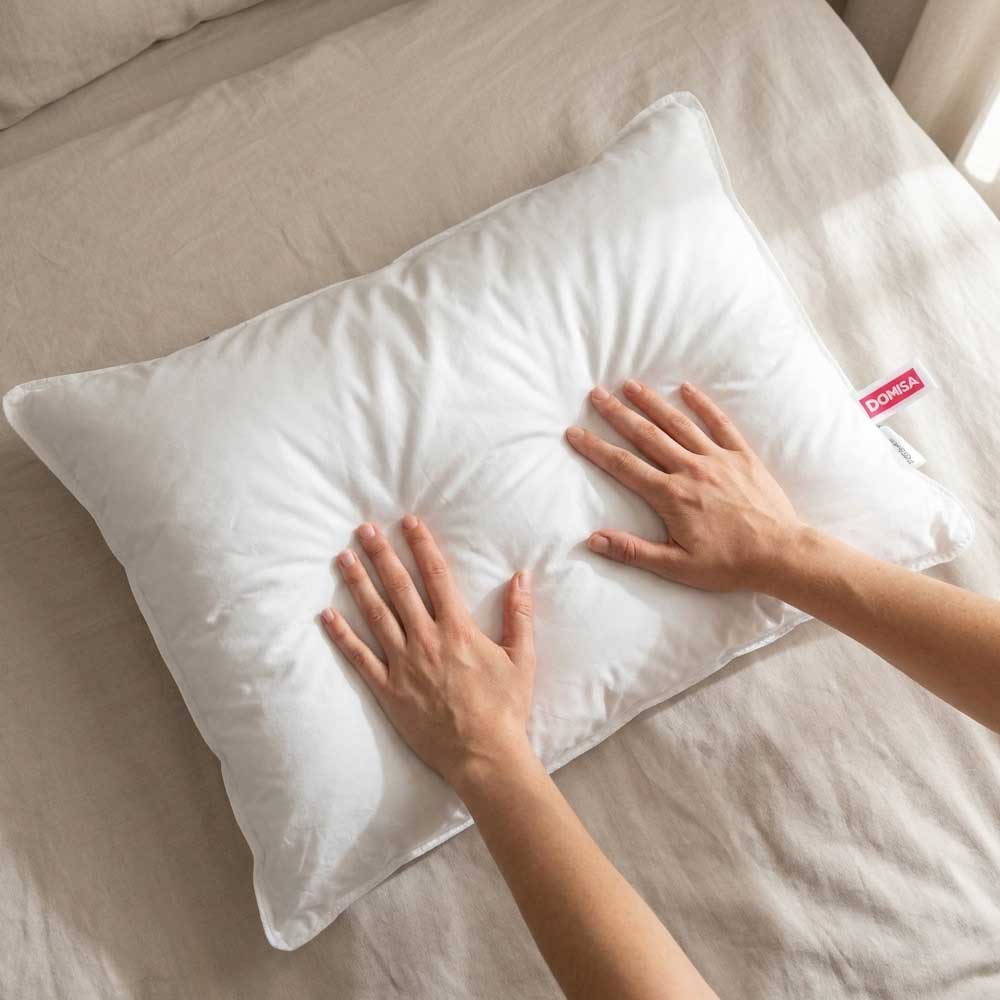 Perna Serene 50x80 cm, realizată din 90% puf și 10% pene de gâscă, îmbină delicatețea cu susținerea optimă pentru un confort superior. Designul alb, elegant și textura aerată o transformă într-o alegere ideală pentru un dormitor modern și relaxant.