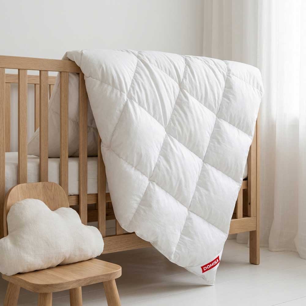 Pilota plapuma pentru copii 100x140cm din pene de gasca Ovia Domisa asezata pe coltul unui pat de copii