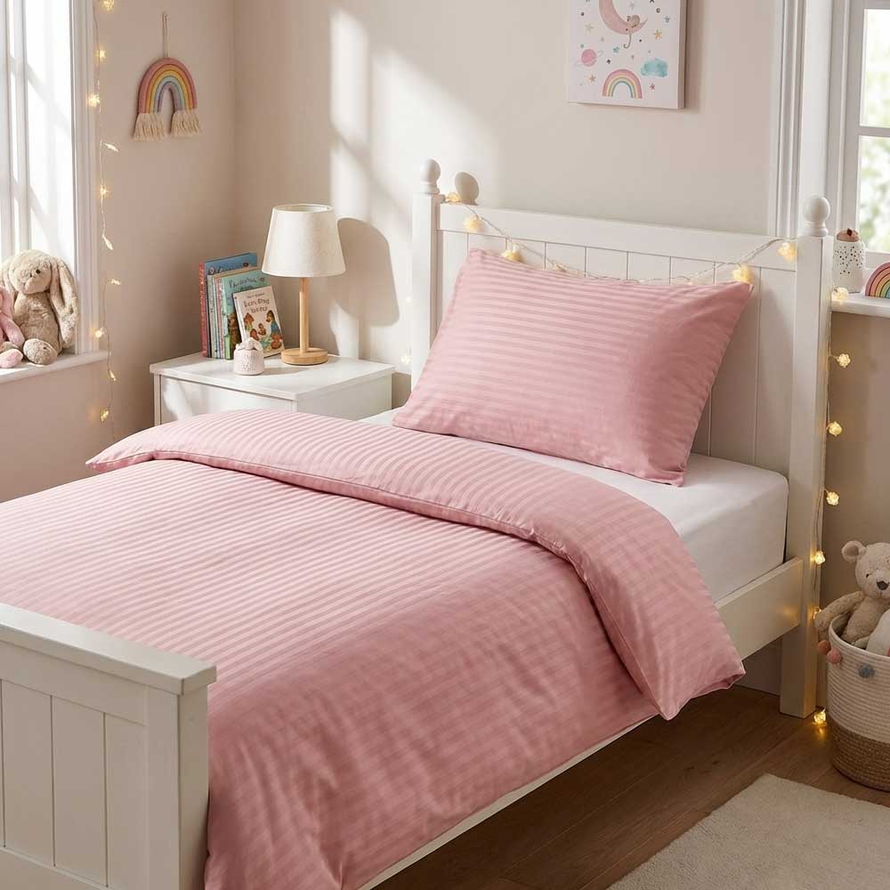 Fata de perna 30x50 si husa de pilota roz damasc pentru copii intr-un dormitor de fetita